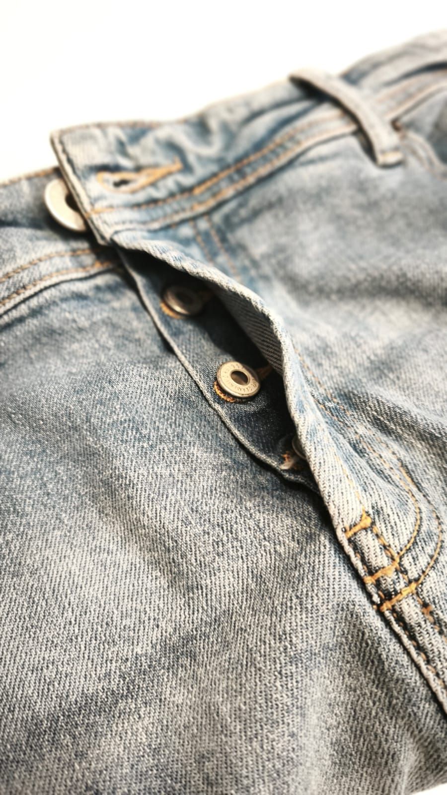 Jean Chevignon, detalle de botones y pretina