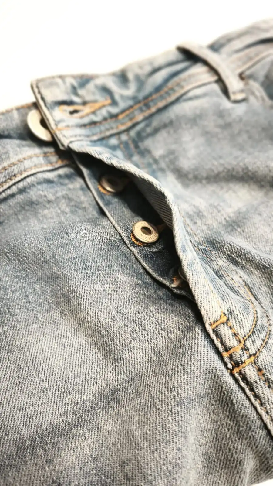 Jean Chevignon, detalle de botones y pretina