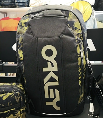 maletin oakley negro